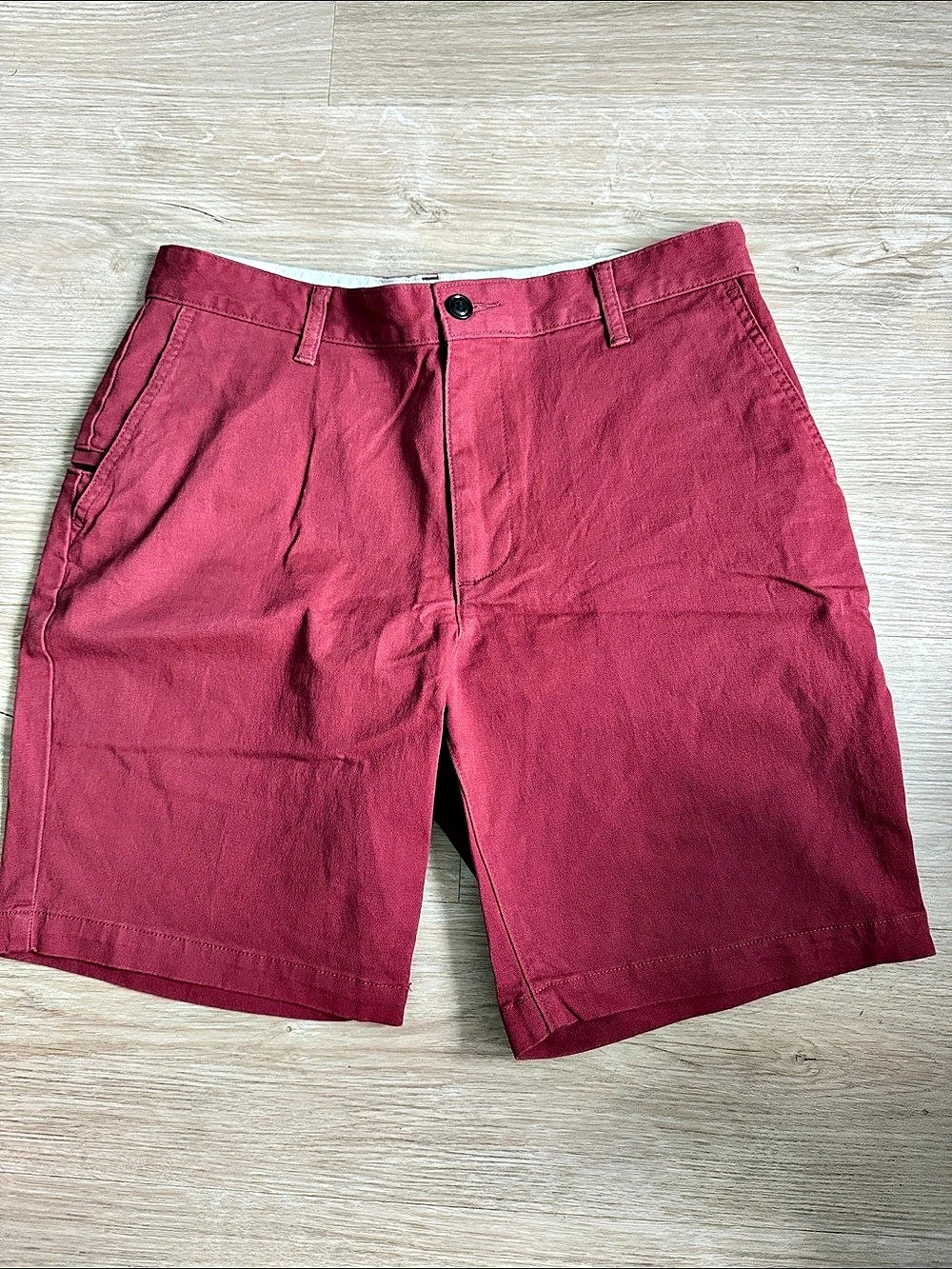 TravisMathew Men's Flat Front Shorts in Red Size 32 NWT